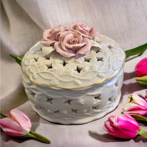 Vintage Ceramic Potpourrie Jewelry Trinket Box Lid Capodimonte Style Roses - Picture 10 of 16